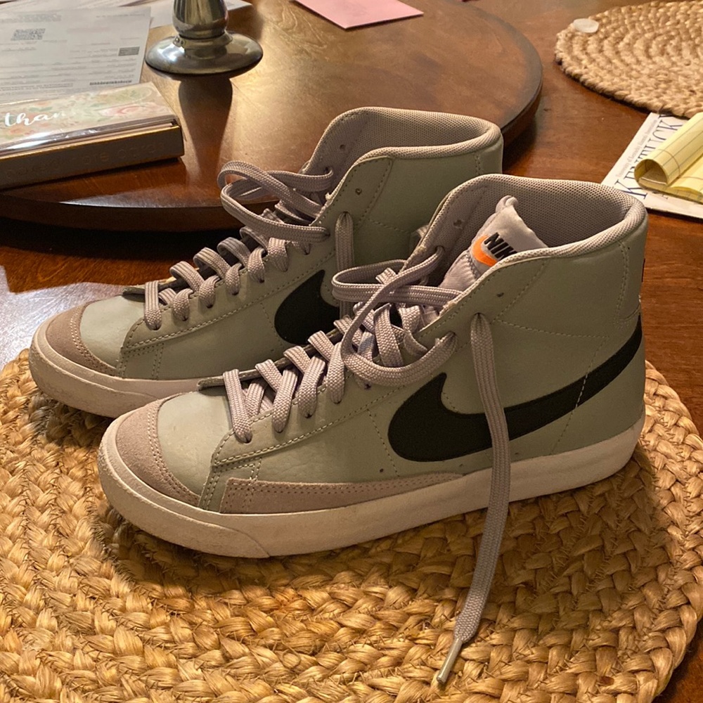 Nike blazers mid (youth 6=women’s 7.5)